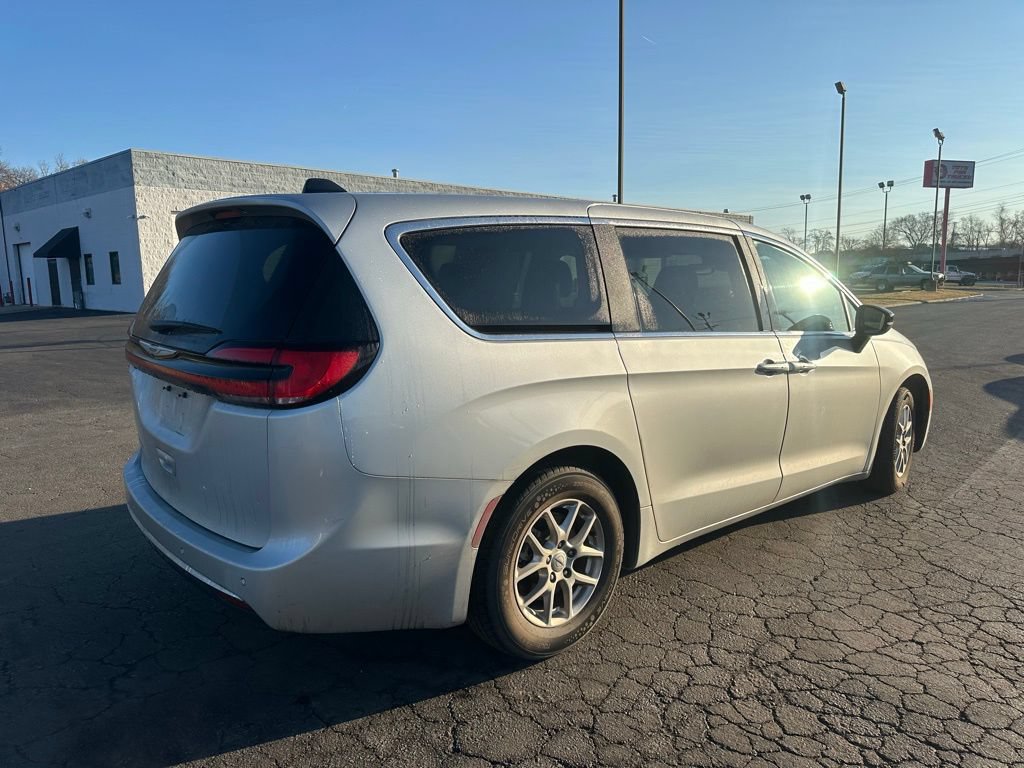 Used 2024 Chrysler Pacifica Touring-L FWD image 11