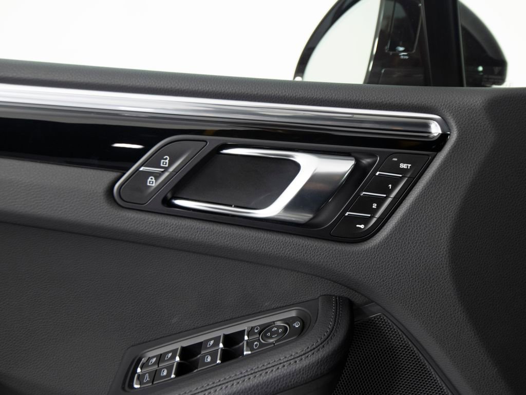 Certified 2025 Porsche Macan image 19
