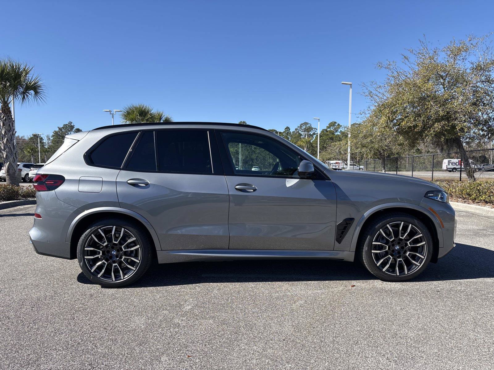 New 2026 BMW X5 xDrive50e w/ M Sport Package AWD/4WD image 3