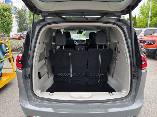 Used 2022 Chrysler Pacifica Touring-L FWD image 12