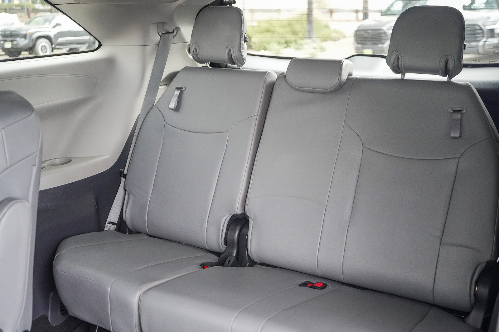 Used 2024 Toyota Sienna XLE FWD image 19