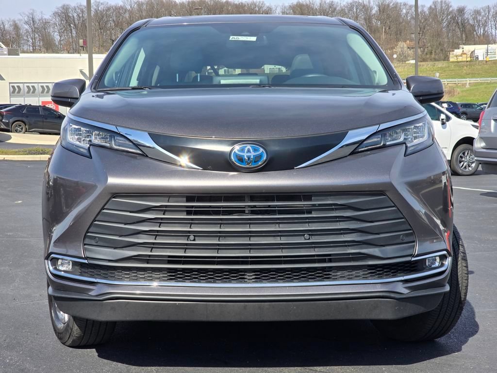 Used 2023 Toyota Sienna XLE w/ XLE Plus Package FWD image 3