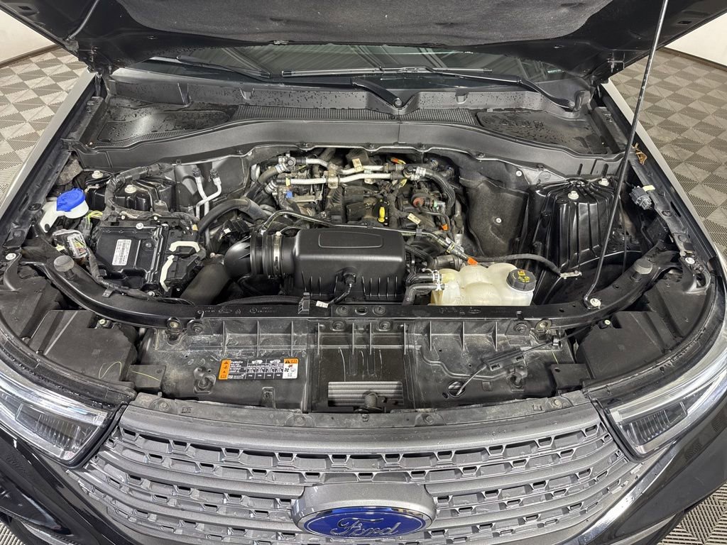 Used 2023 Ford Explorer XLT w/ Equipment Group 202A AWD/4WD image 4