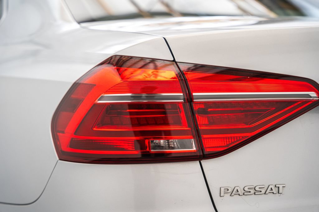 Used 2016 Volkswagen Passat 1.8T R-Line w/ R-Line Lighting Package FWD image 8
