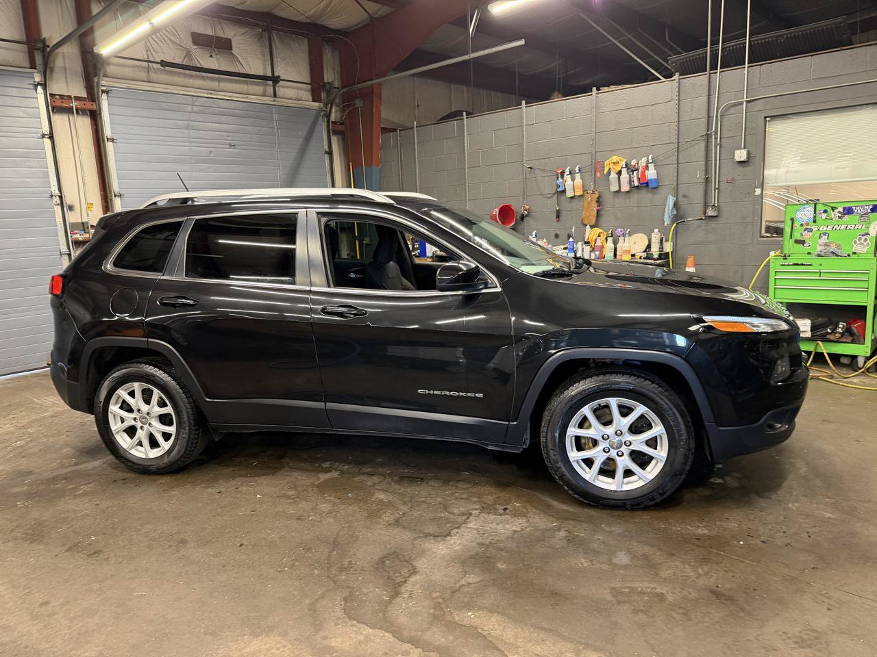 Used 2015 Jeep Cherokee Latitude w/ Cold Weather Group AWD/4WD image 4