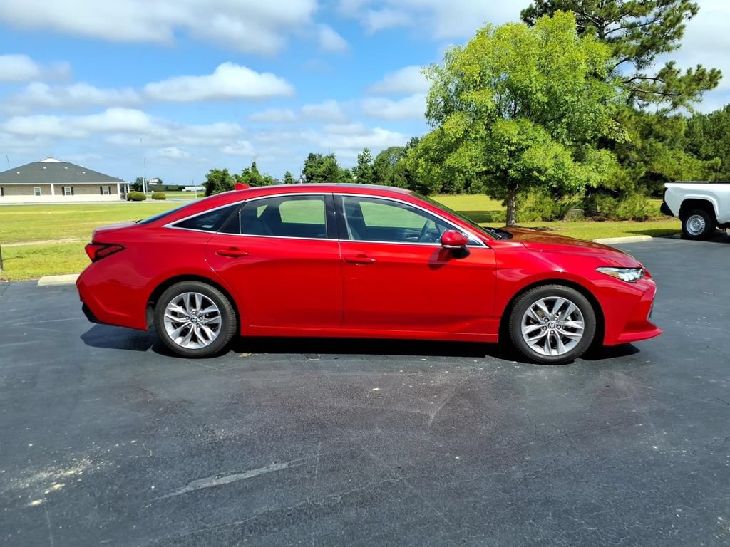 Used 2021 Toyota Avalon XLE w/ Moonroof Package FWD image 2