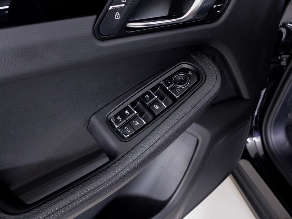 Certified 2023 Porsche Macan S AWD/4WD image 25