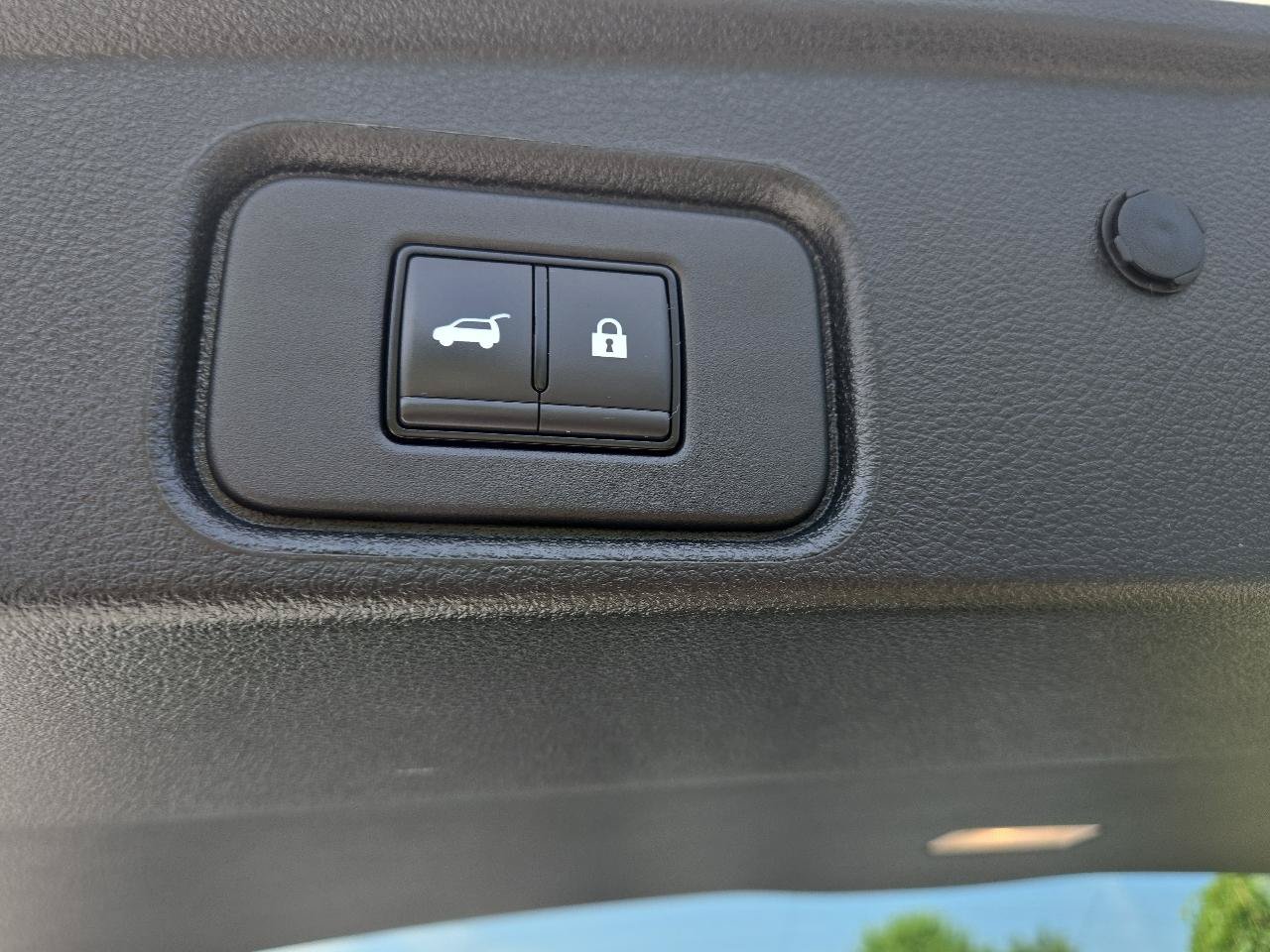 Used 2023 Nissan Pathfinder SL w/ Black Appearance Package AWD/4WD image 10