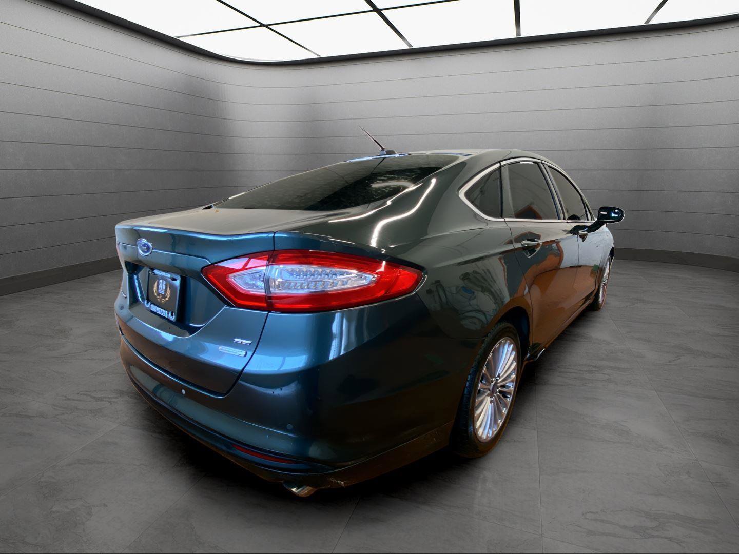 Used 2016 Ford Fusion SE w/ Equipment Group 202A image 5