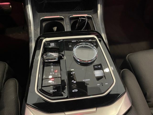 Used 2025 BMW 750e xDrive image 25