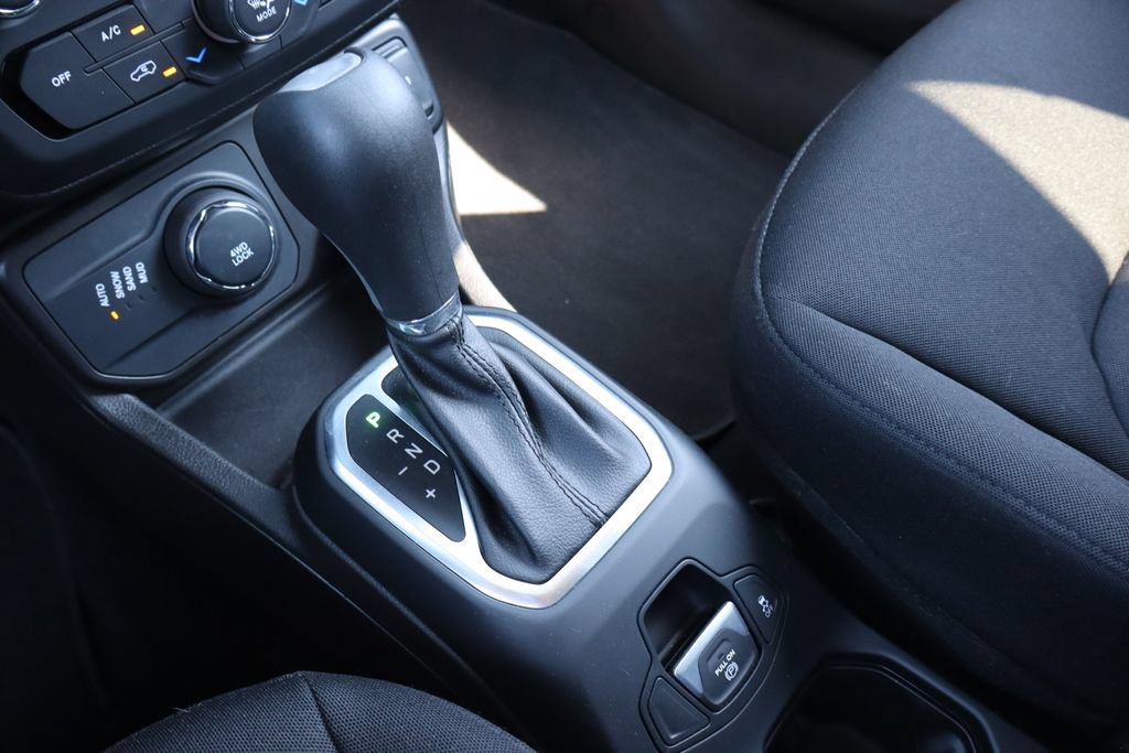 Used 2021 Jeep Renegade Latitude AWD/4WD image 9
