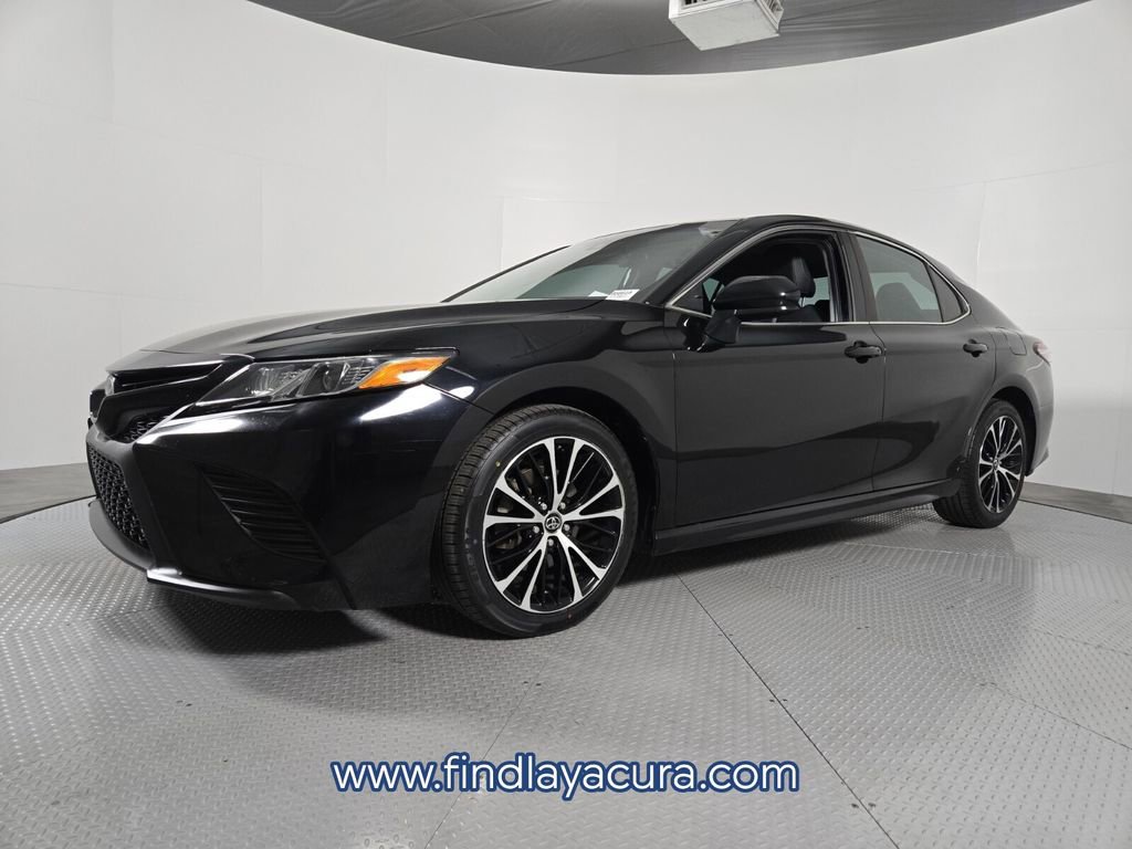 Used 2018 Toyota Camry SE image 2