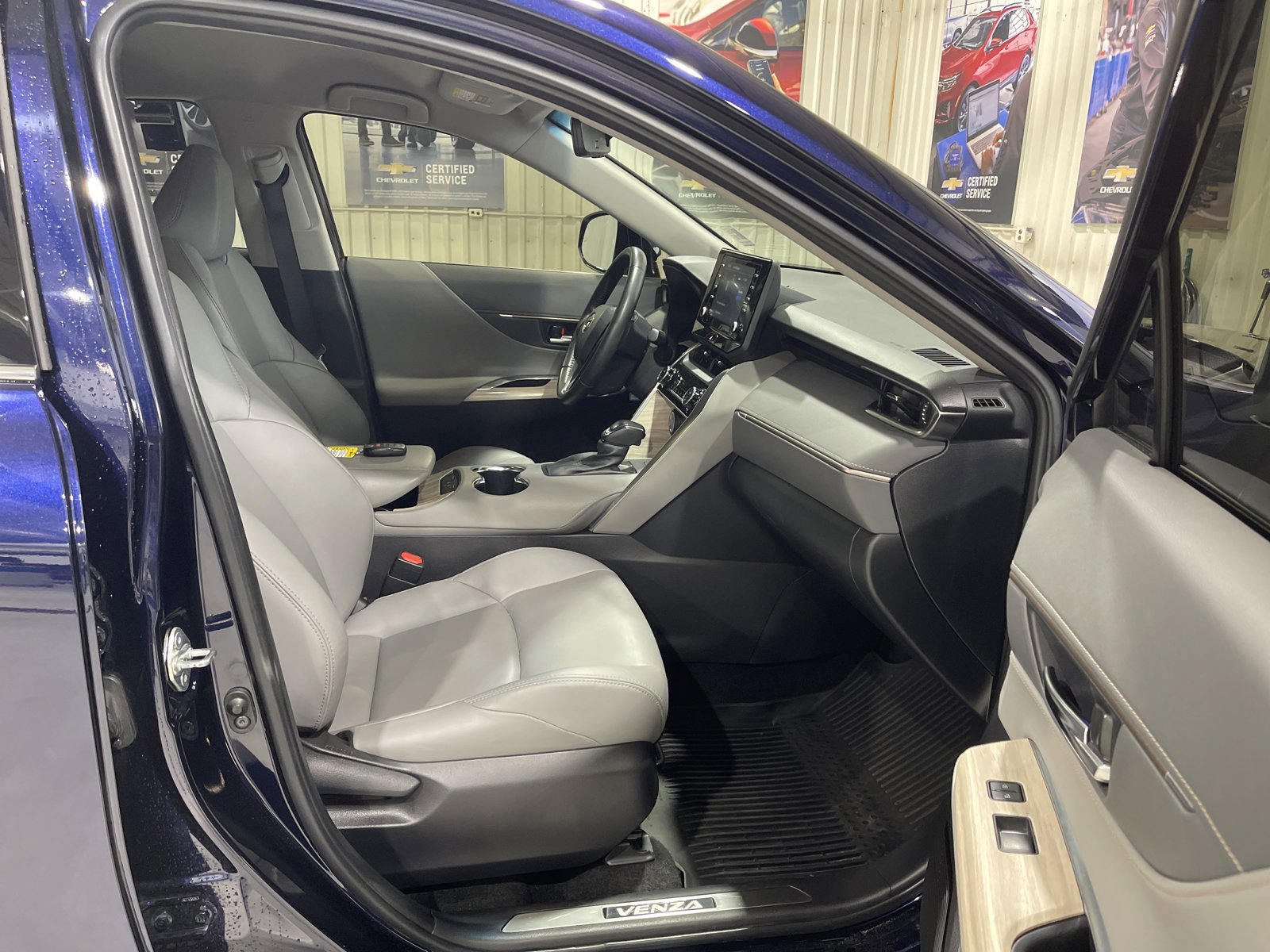 Used 2022 Toyota Venza XLE AWD/4WD image 18