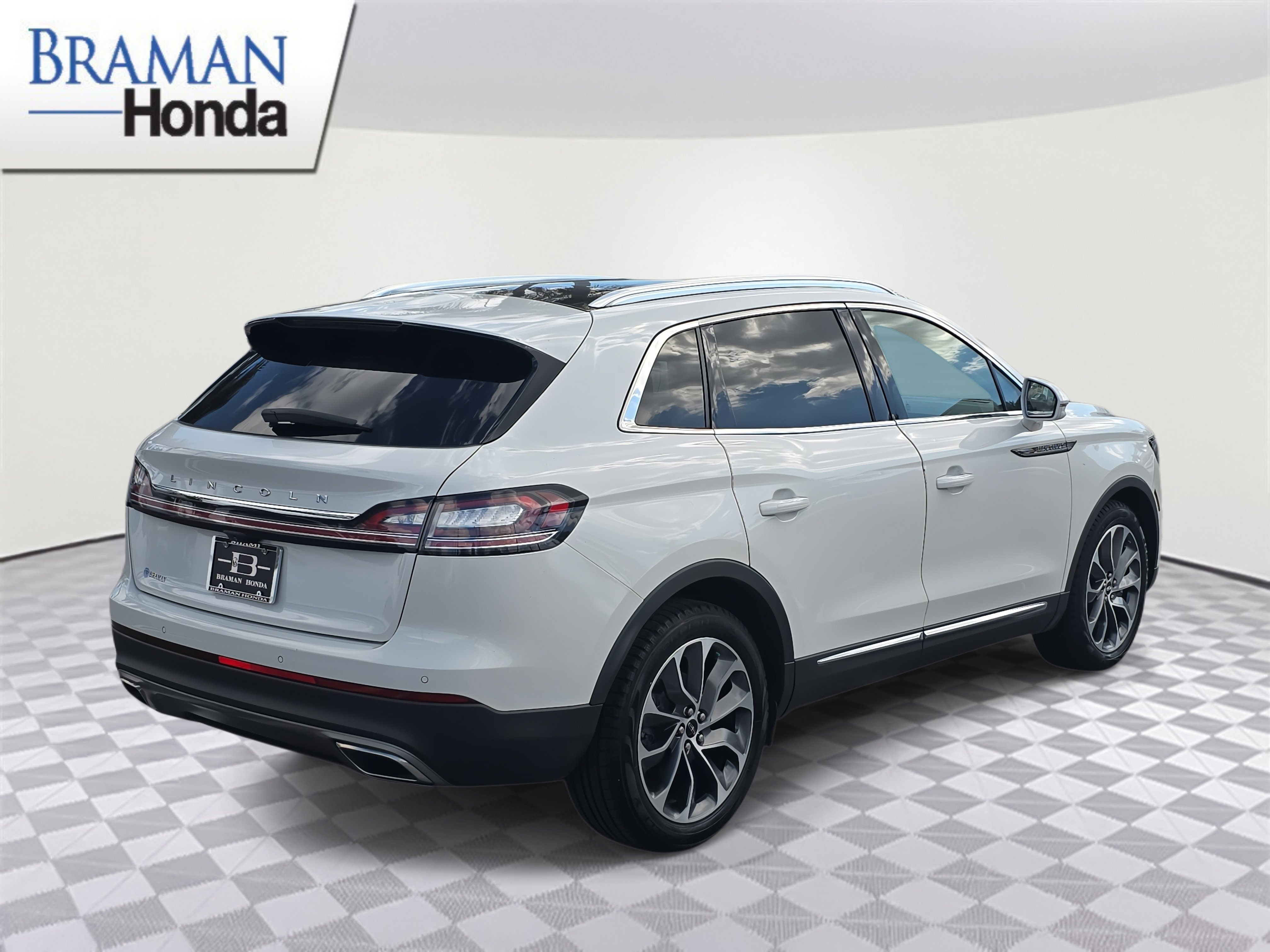 Used 2021 Lincoln Nautilus Reserve w/ Cargo Utility Package image 3