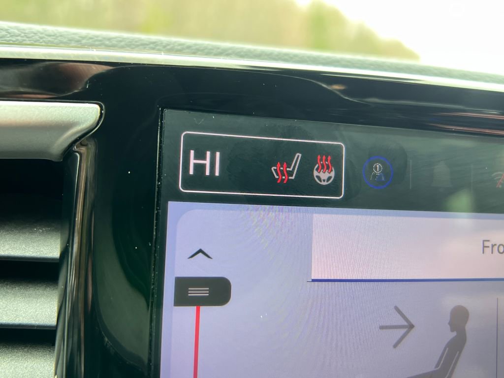 Used 2025 Chrysler Pacifica Select image 28