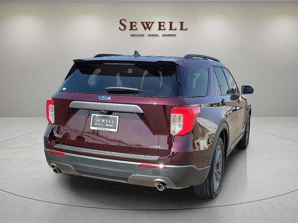 Used 2022 Ford Explorer XLT w/ Equipment Group 202A image 5