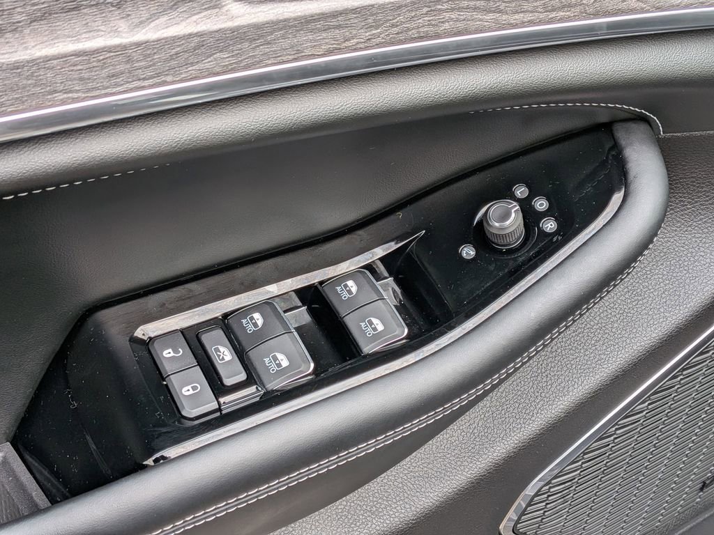 Used 2023 Jeep Grand Cherokee Overland image 12