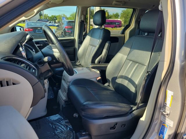 Used 2016 Chrysler Town & Country Touring FWD image 17