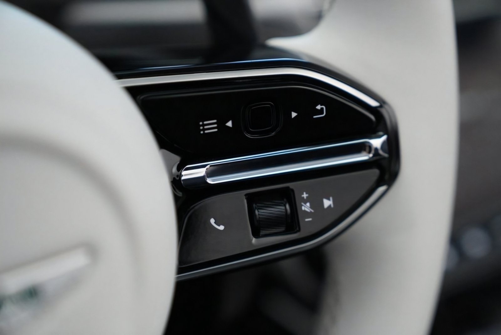New 2026 Aston Martin Vanquish Convertible RWD image 26