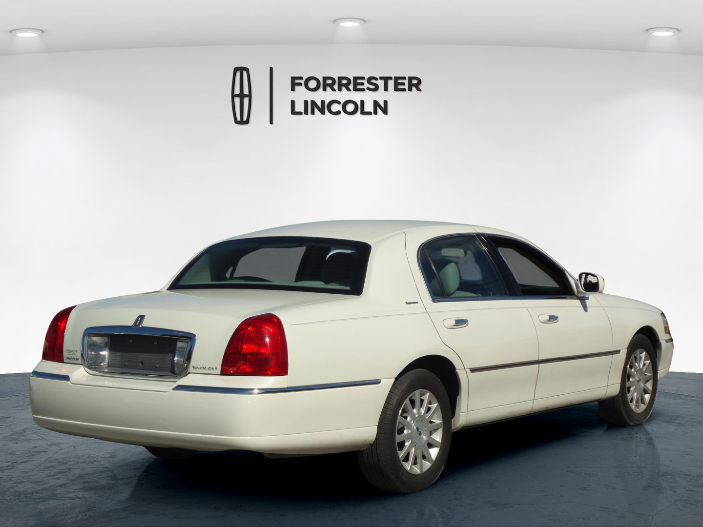 Used 2006 Lincoln Town Car Signature RWD image 3