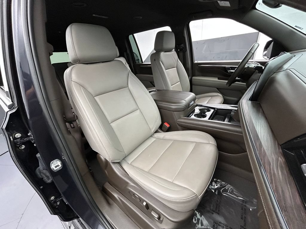 Used 2025 Chevrolet Suburban LT RWD image 15