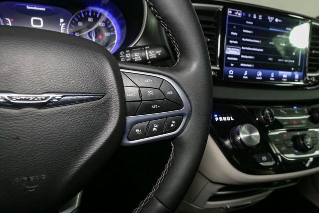 Used 2024 Chrysler Pacifica Touring-L FWD image 30