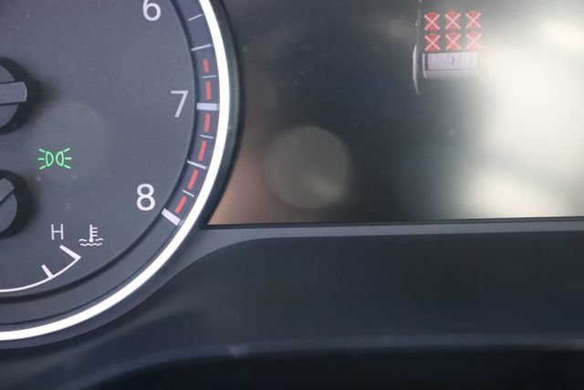 Used 2022 Nissan Pathfinder SV image 39