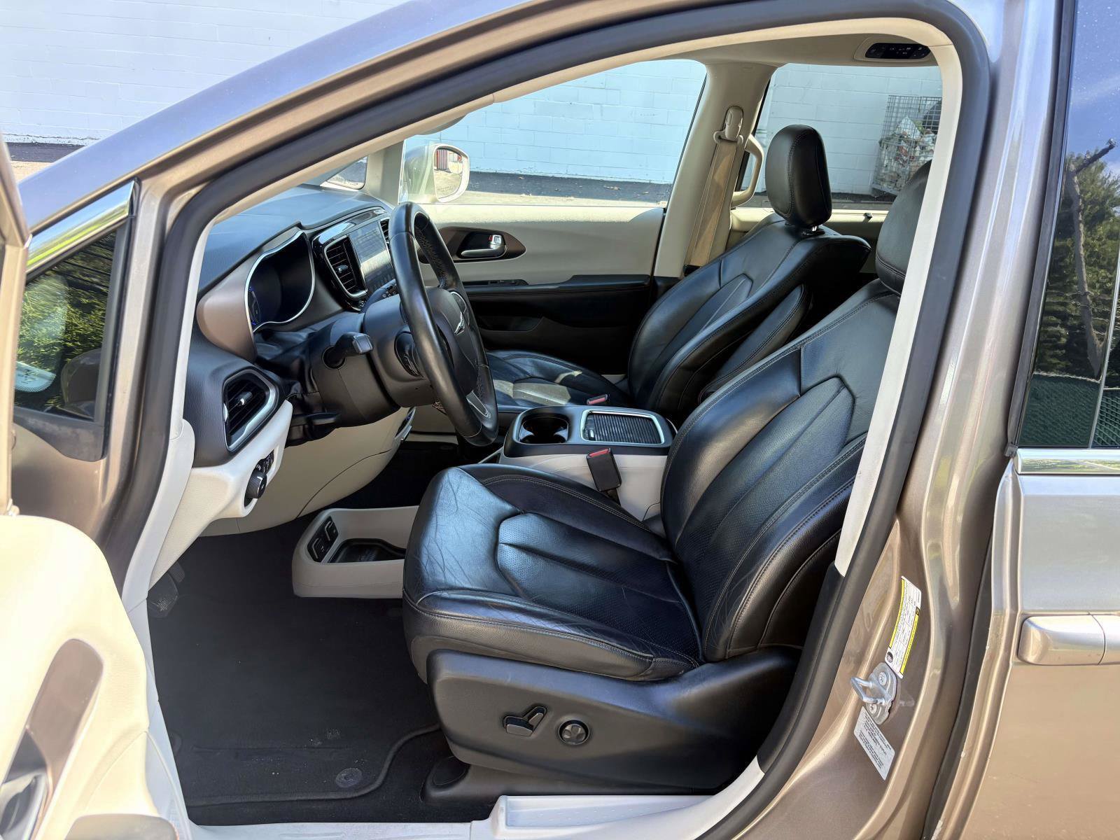Used 2017 Chrysler Pacifica Touring-L Plus FWD image 21