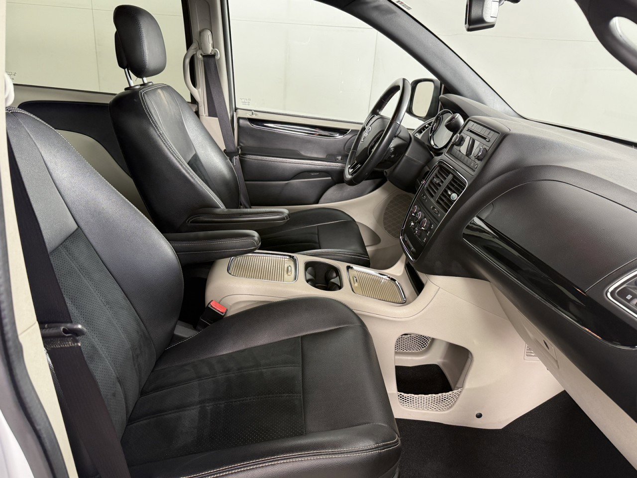 Used 2017 Dodge Grand Caravan SXT image 16