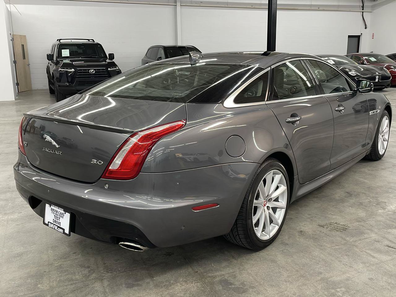 Used 2019 Jaguar XJ R-Sport RWD image 7