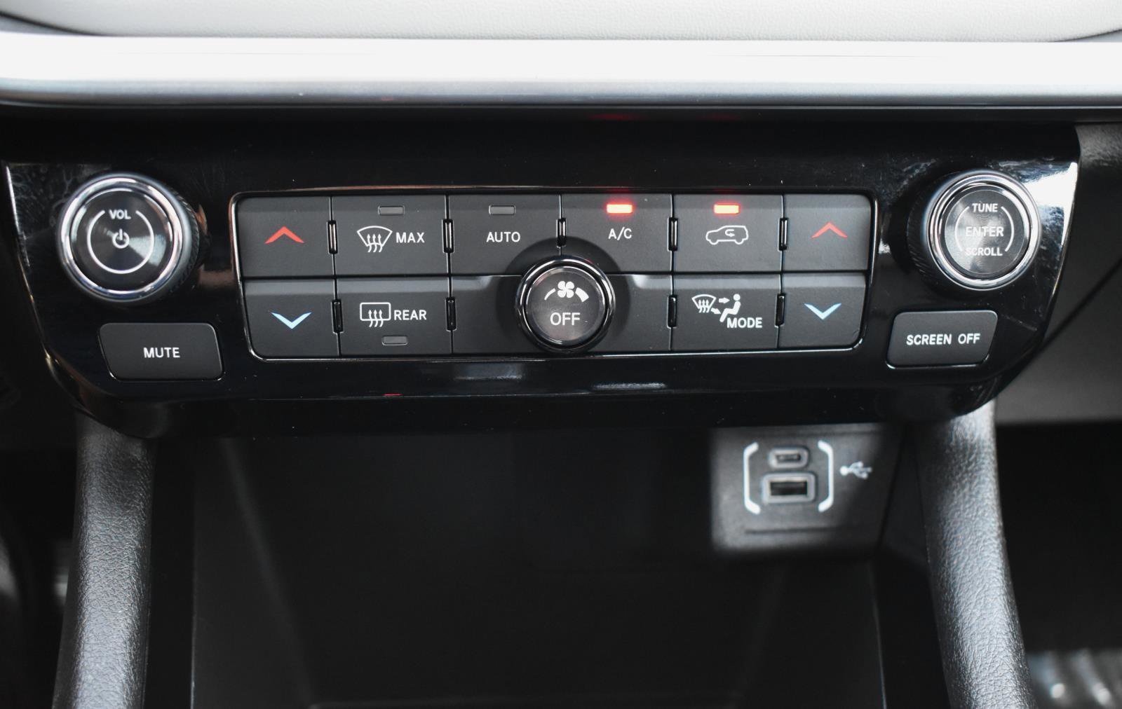 Used 2025 Jeep Compass Limited image 10