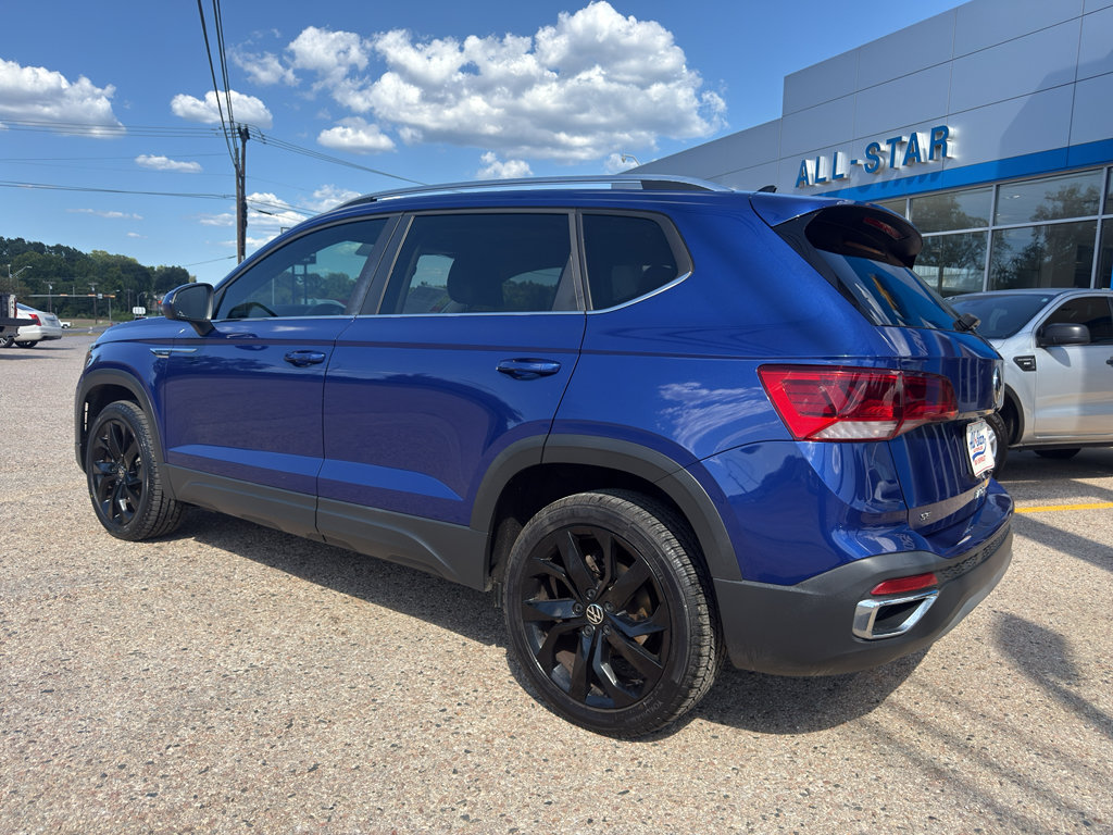 Used 2023 Volkswagen Taos SE w/ Panoramic Sunroof Package FWD image 6
