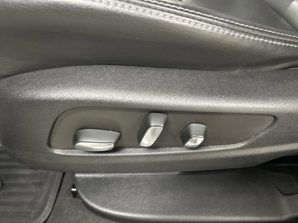 Used 2023 Cadillac XT6 Premium Luxury w/ LPO, Floor Liner Package AWD/4WD image 10