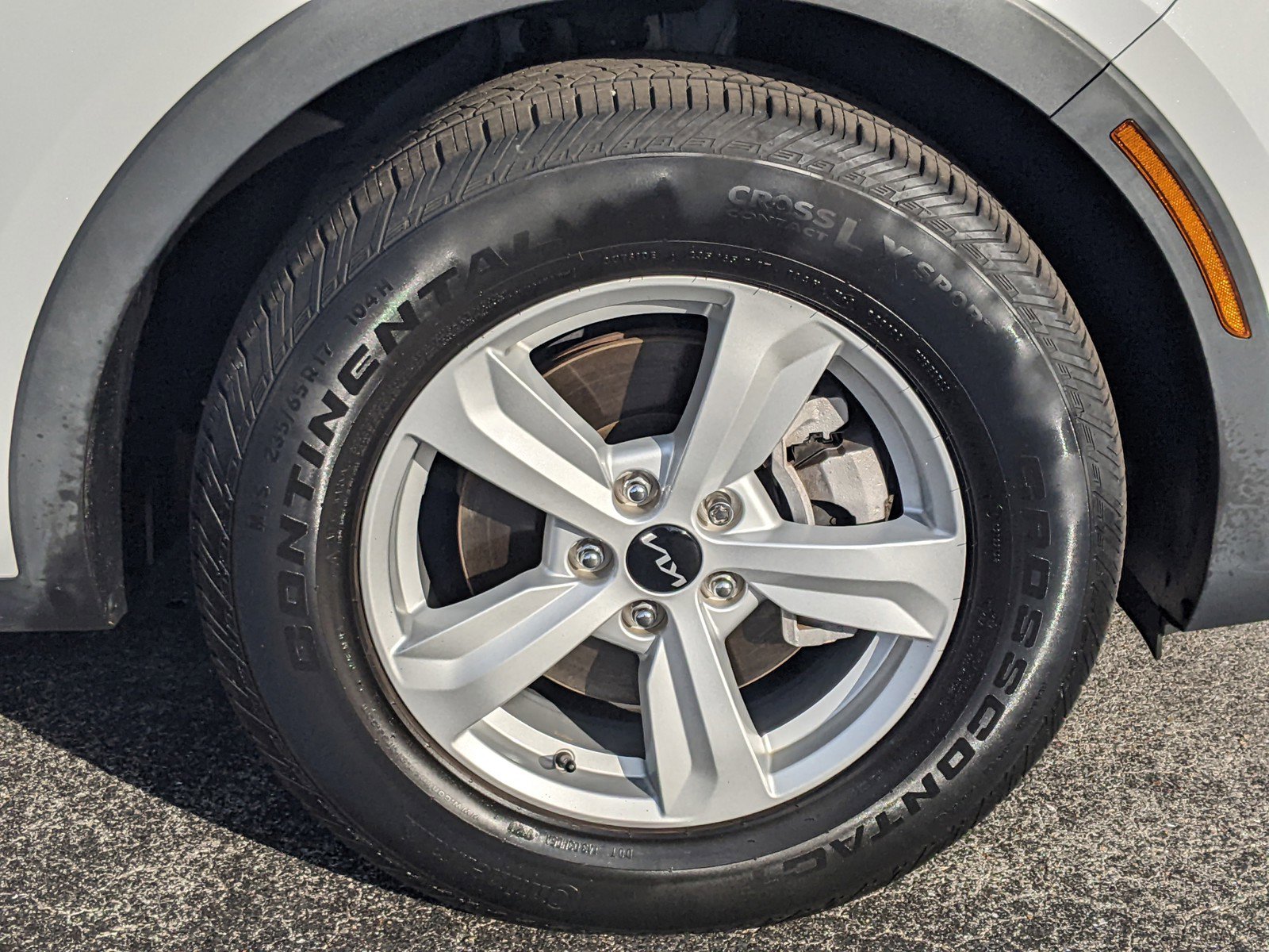 Used 2023 Kia Sorento LX image 16