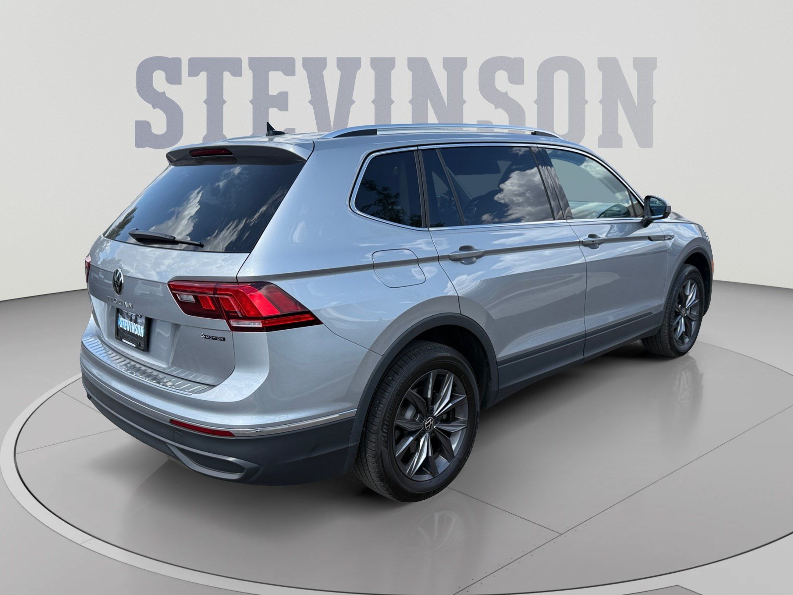 Used 2023 Volkswagen Tiguan SE AWD/4WD image 5