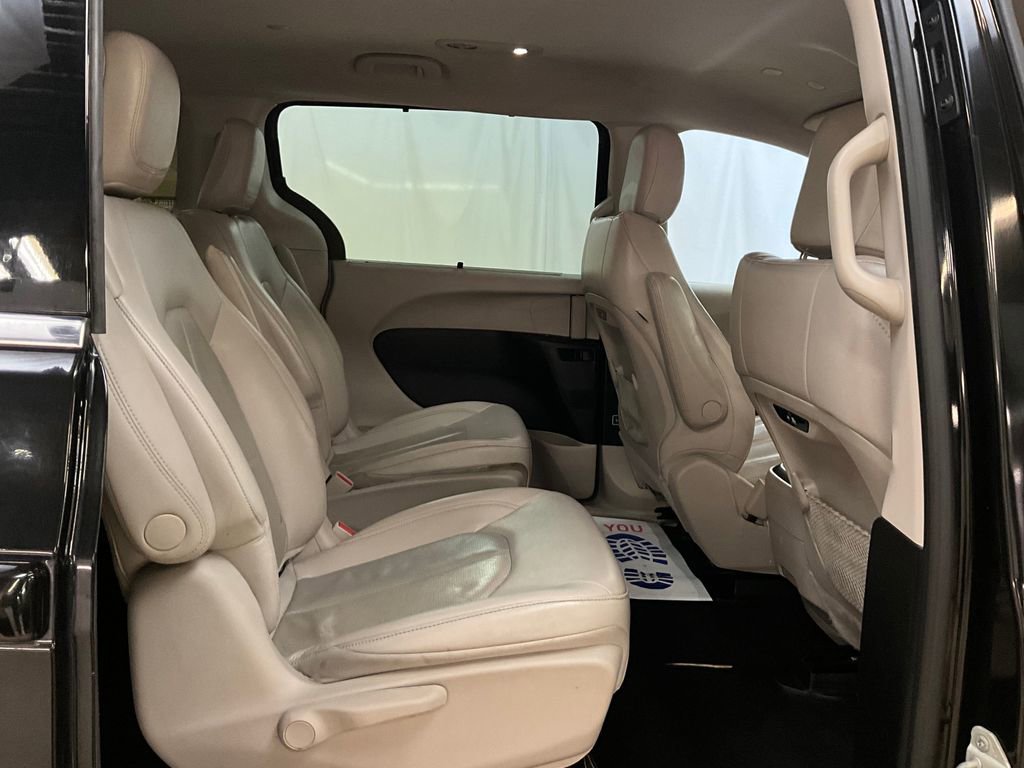 Used 2021 Chrysler Pacifica Touring-L image 10