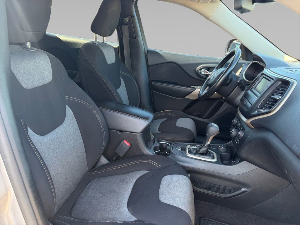 Used 2018 Jeep Cherokee Latitude w/ Altitude Package image 17