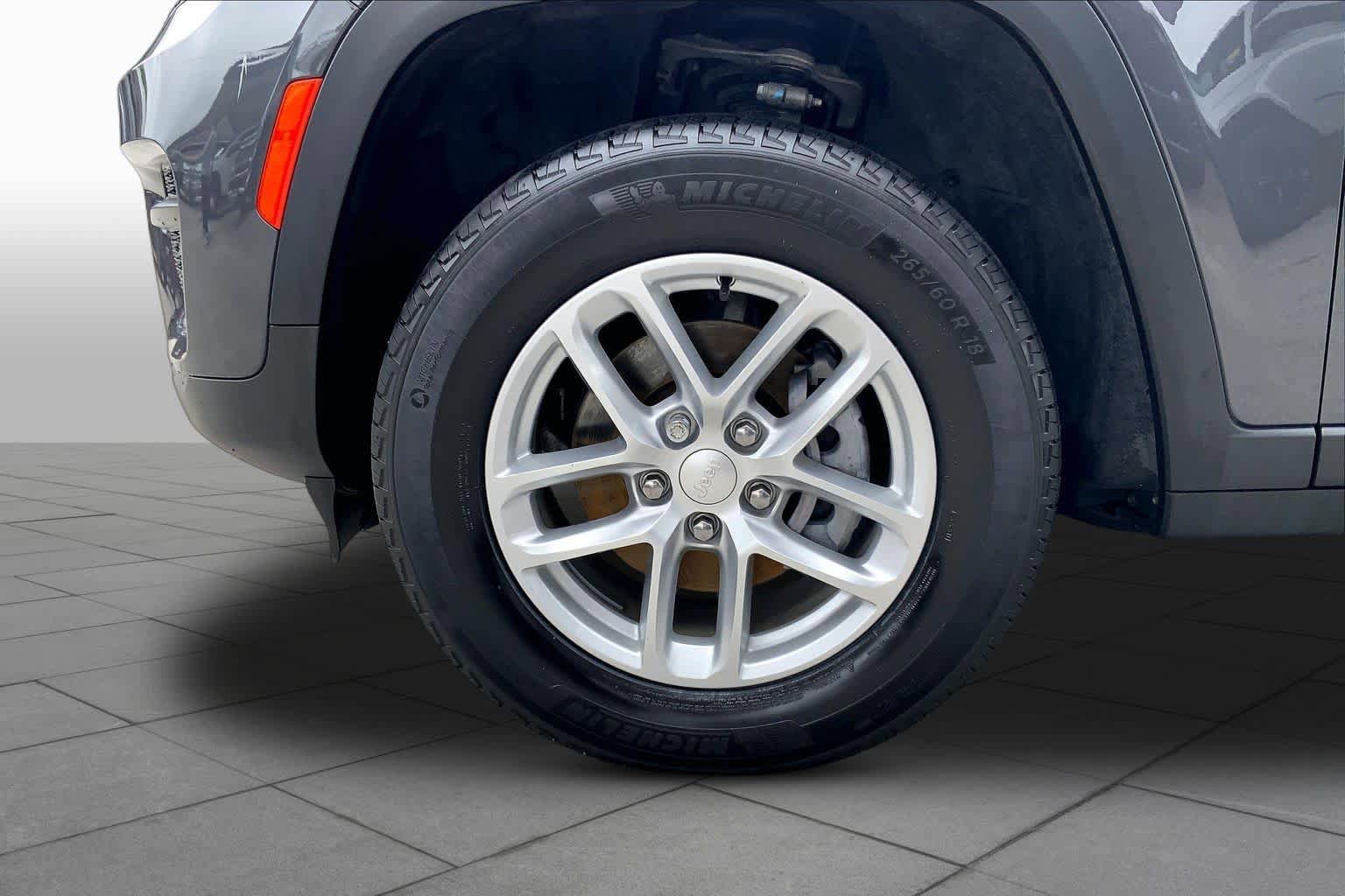 Used 2023 Jeep Grand Cherokee Laredo X RWD image 11