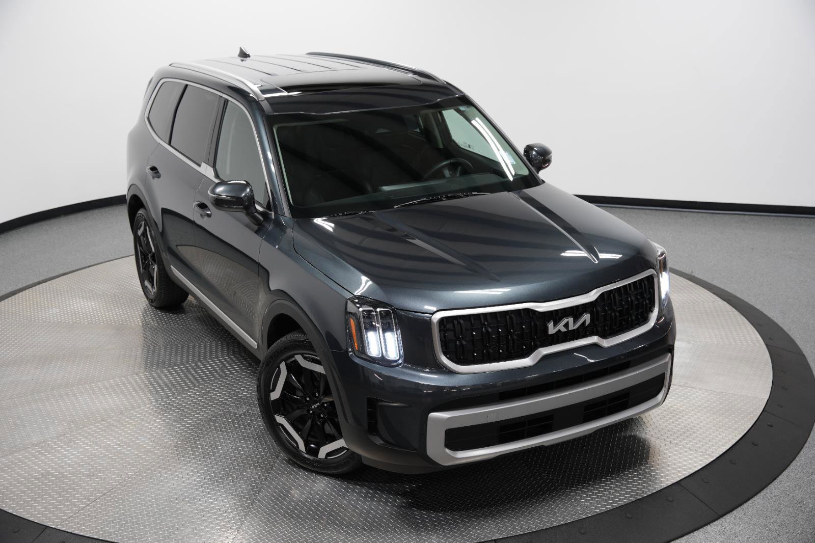Used 2023 Kia Telluride EX w/ EX Captain's Chair Package image 46