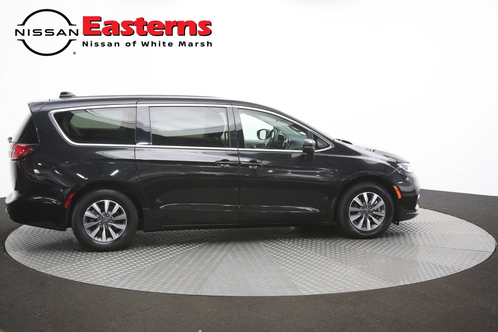 Used 2023 Chrysler Pacifica Touring-L FWD image 46