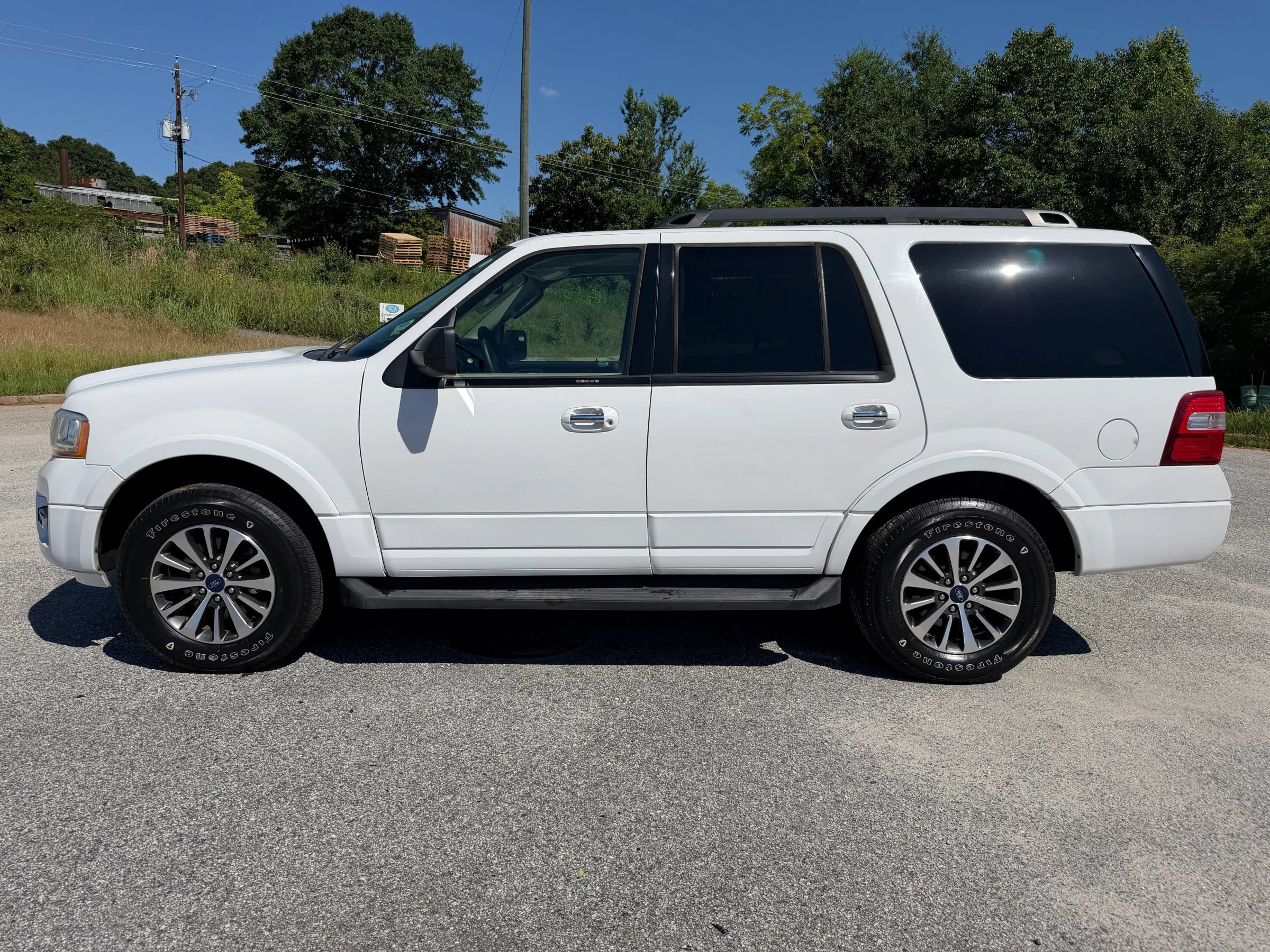 Used 2016 Ford Expedition XLT RWD image 2