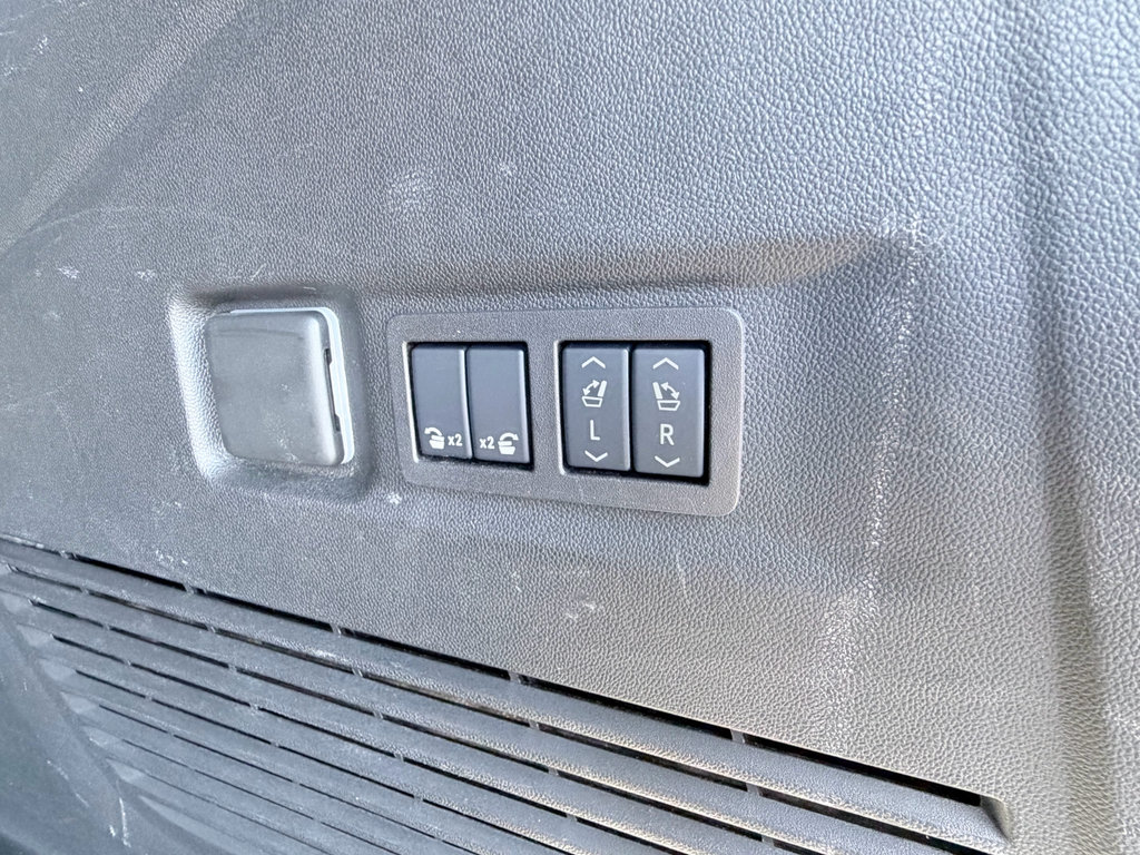 Used 2025 GMC Yukon XL Denali RWD image 11