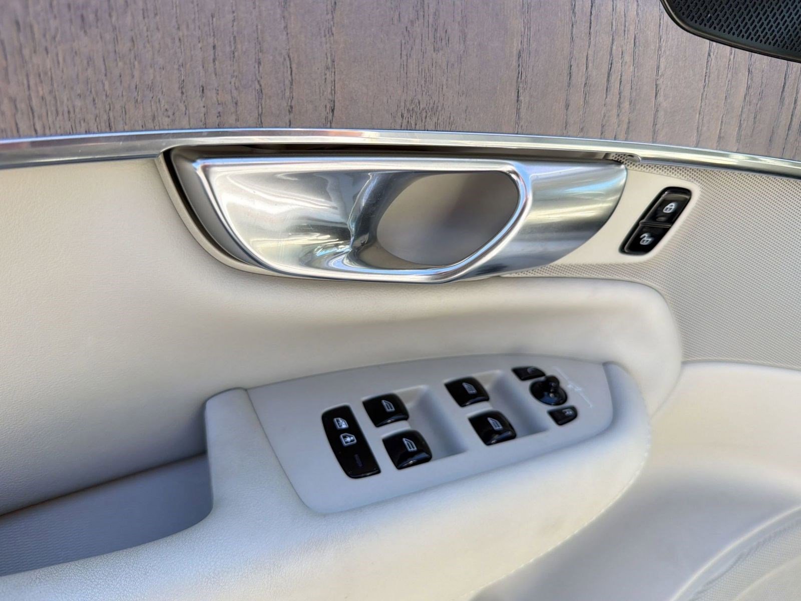 Certified 2023 Volvo XC90 B6 Ultimate w/ Protection Package Premier image 12