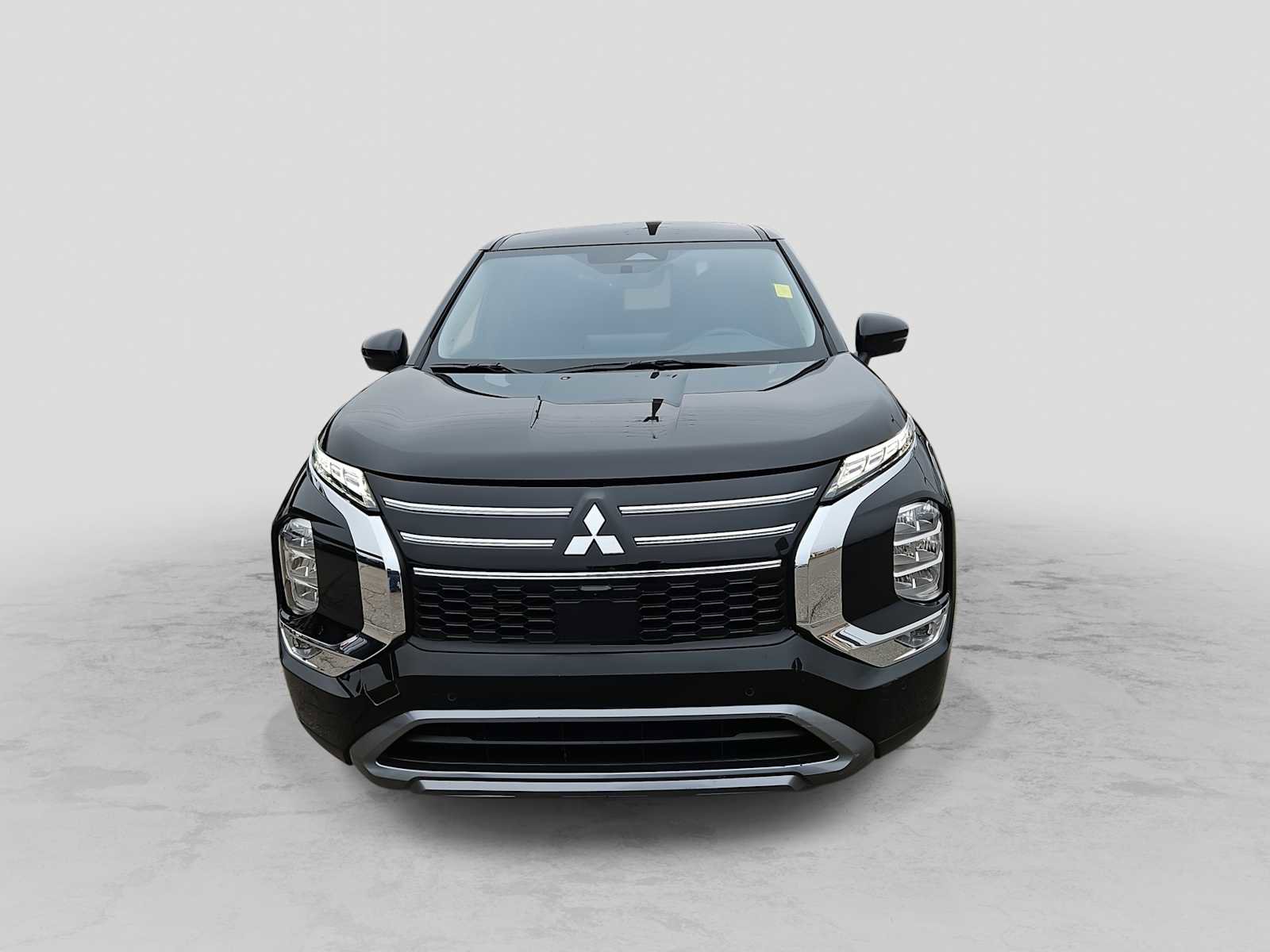 Used 2025 Mitsubishi Outlander SE image 3