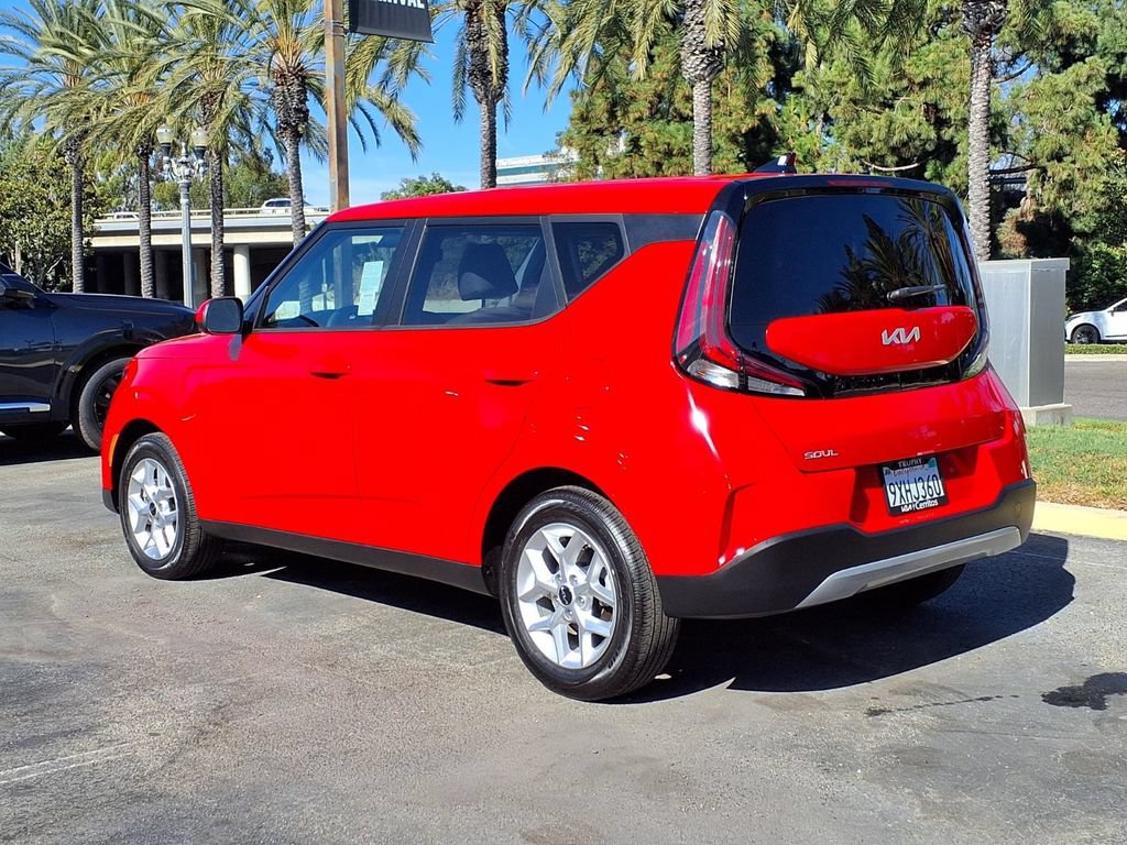 Certified 2025 Kia Soul LX w/ LX Technology Package FWD image 3