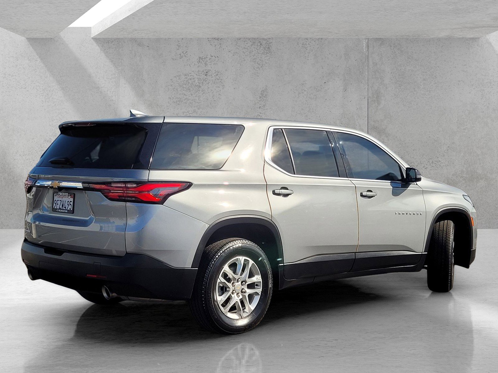 Used 2023 Chevrolet Traverse LS image 4