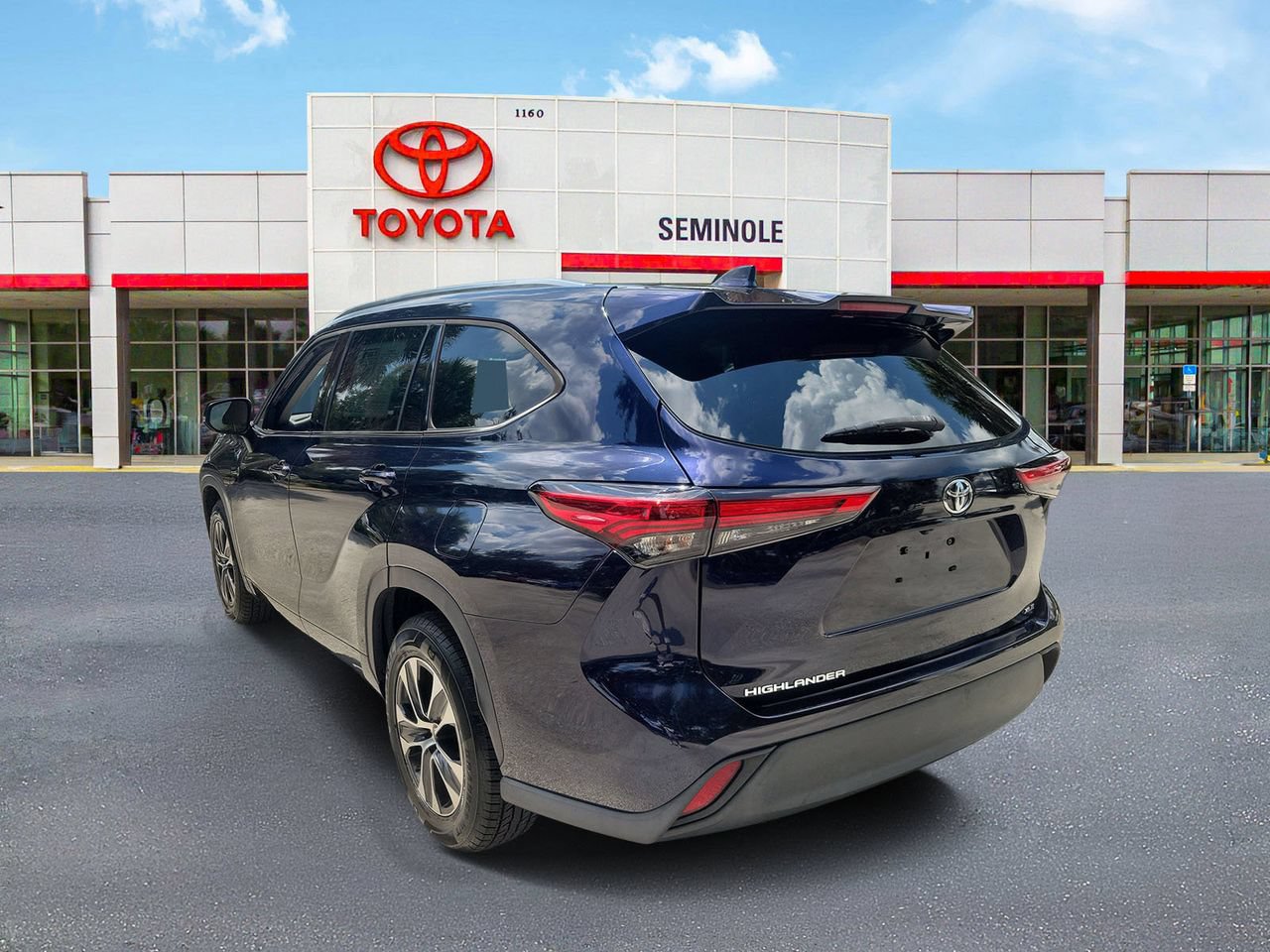Used 2021 Toyota Highlander XLE FWD image 4
