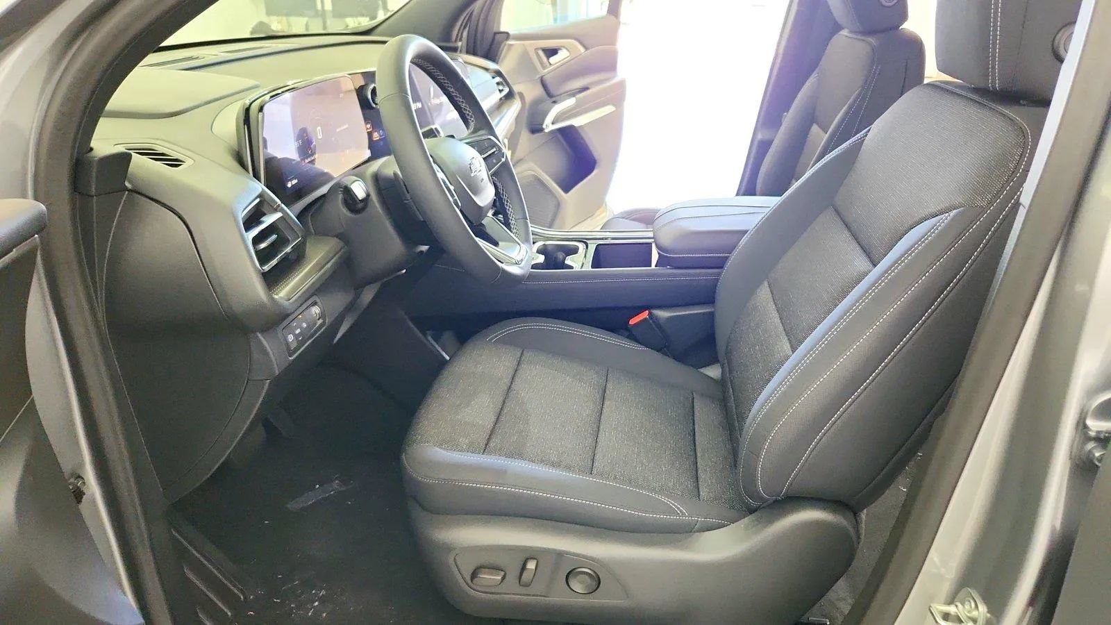New 2027 Chevrolet Traverse LT w/ Midnight/Sport Edition FWD image 15