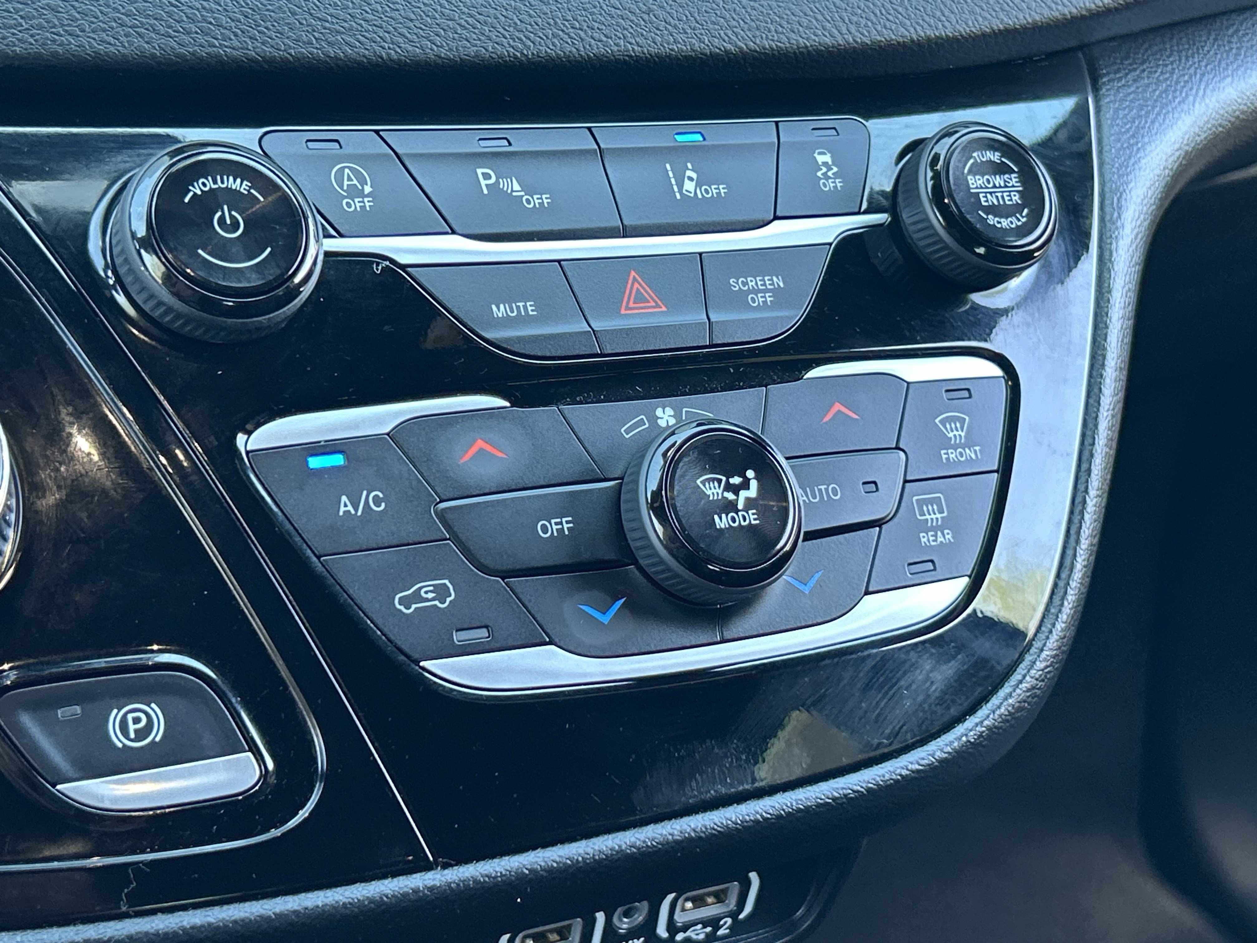 Used 2025 Chrysler Pacifica Select FWD image 24
