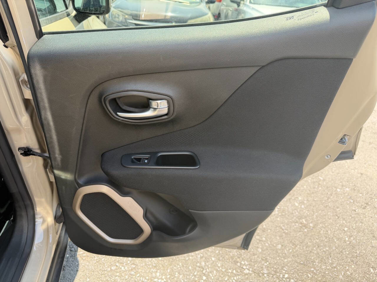 Used 2016 Jeep Renegade Latitude AWD/4WD image 36